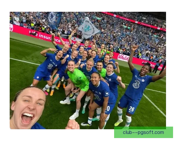 荷兰锋霸米德马免签加盟曼城女足开启英超女足争冠新格局引期待